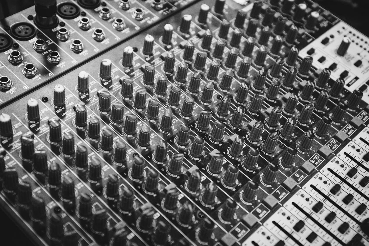 Black and white audio equalizer display, representing voice synthesis processing